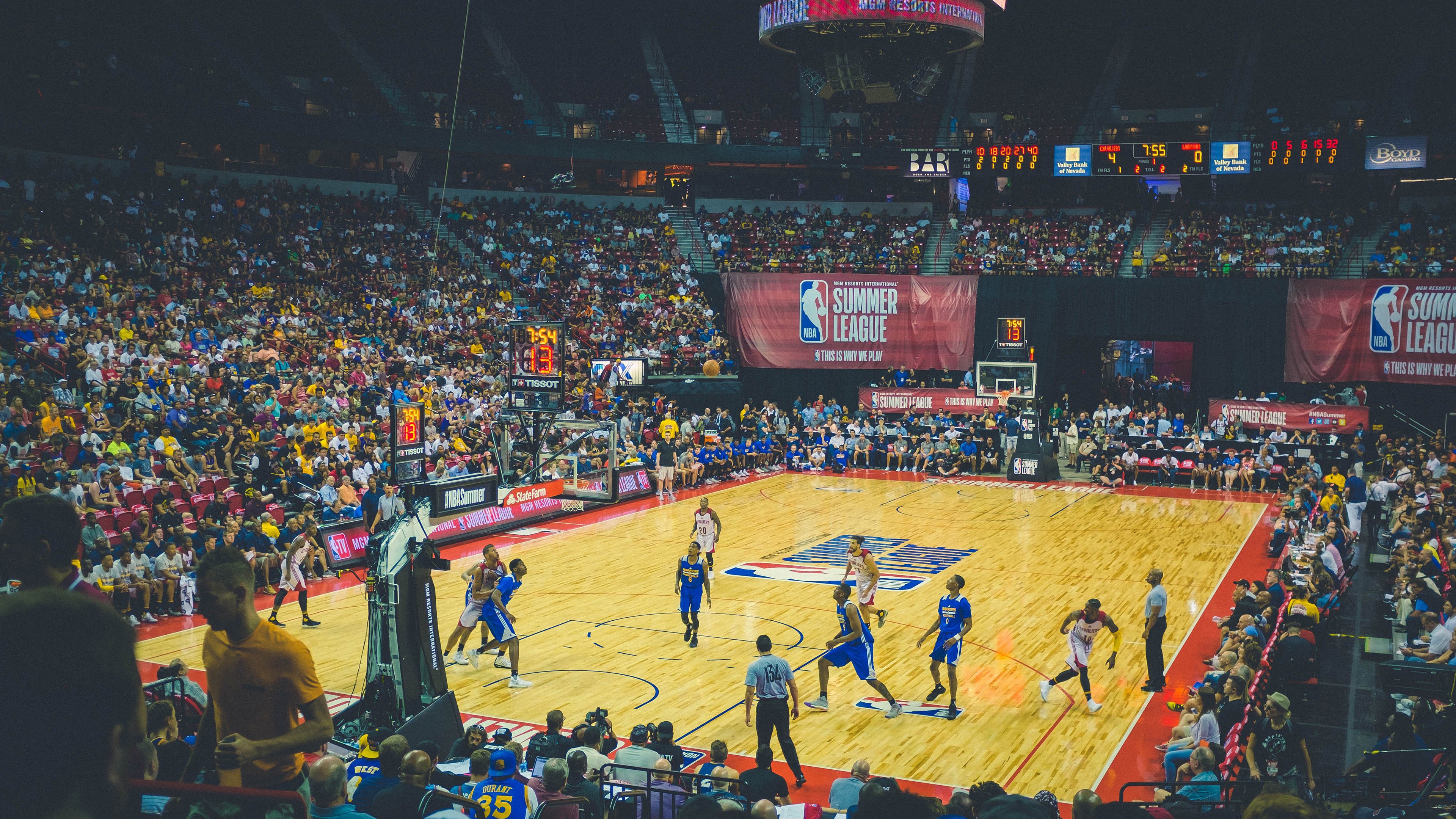 “北极雪地：冰封战场上的极限追击”，北极雪山